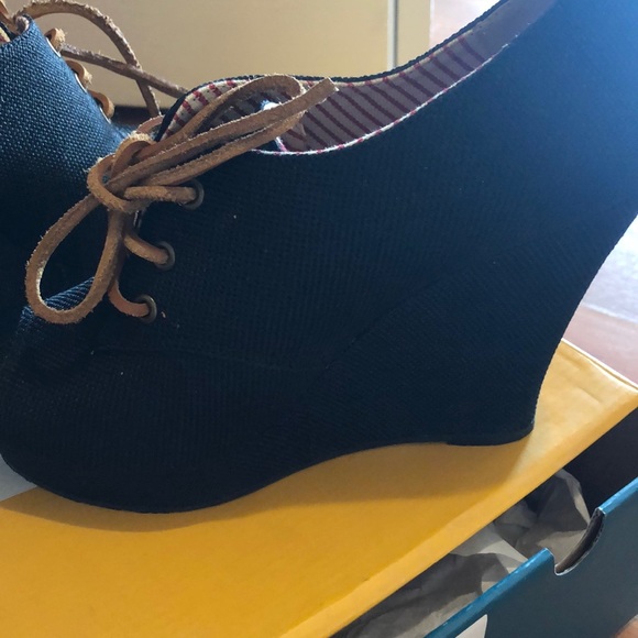 Black lace up peep toe booties - Picture 2 of 5